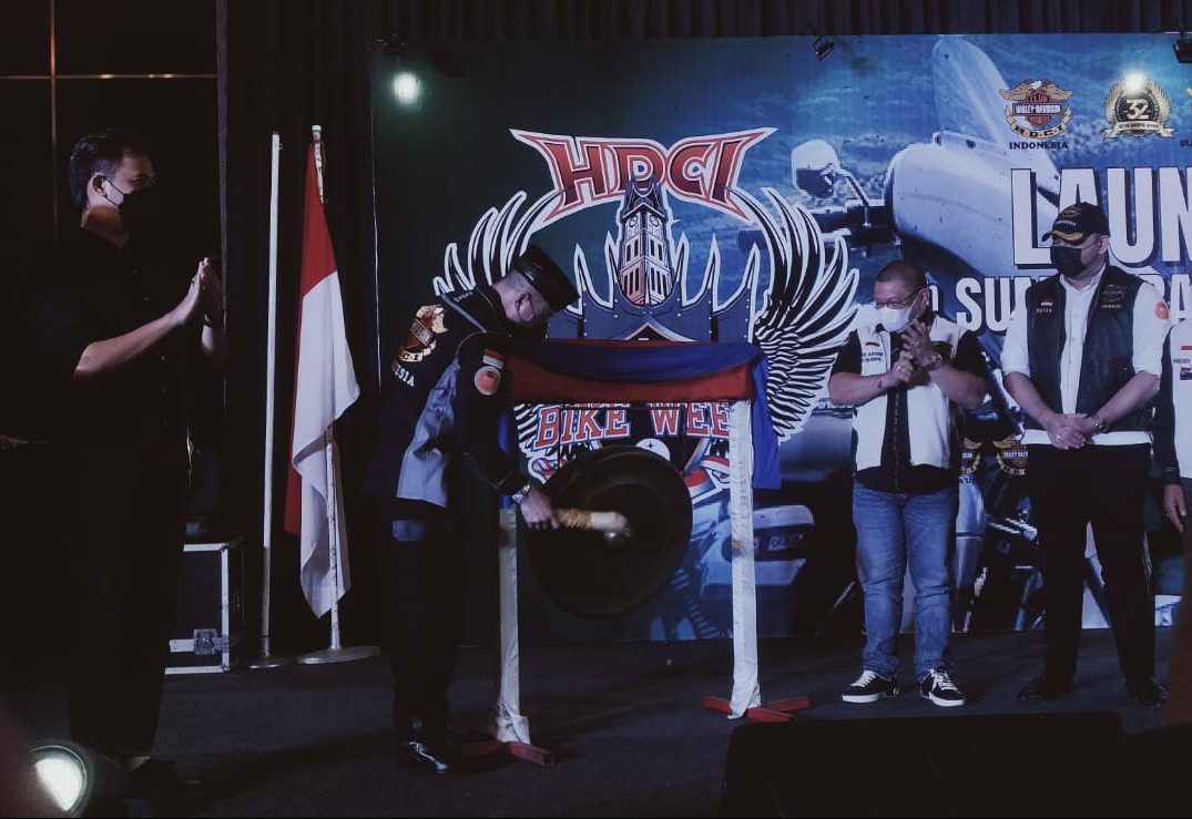 Kapolda Sumatera Barat Irjen Pol Teddy Minahasa Putra sekaligus Ketua Umum HDCI Pusat menabuh gong tanda resmi gelaran 5th Sumatera Bike Week 2022 di Bukittinggi, yang berlangsung 30 Juni-3 Juli mendatang. Selasa 24 Mei, 2022.