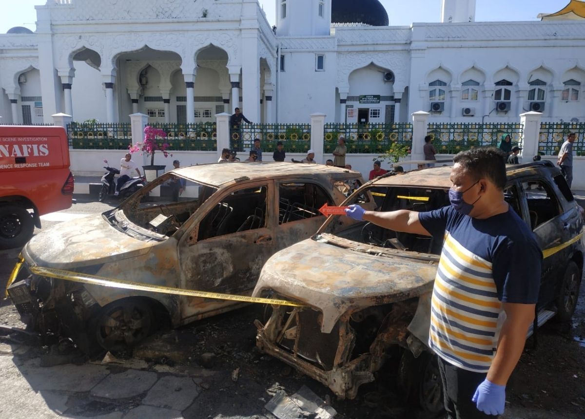 Kondisi mobil milik jemaah yang terbakar di halaman Masjid Raya Baiturrahman, Jalan Cut Ali, Kampung Baru, Kecamatan Baiturrahman, Kota Banda Aceh, Minggu pagi, (15/5/2022).