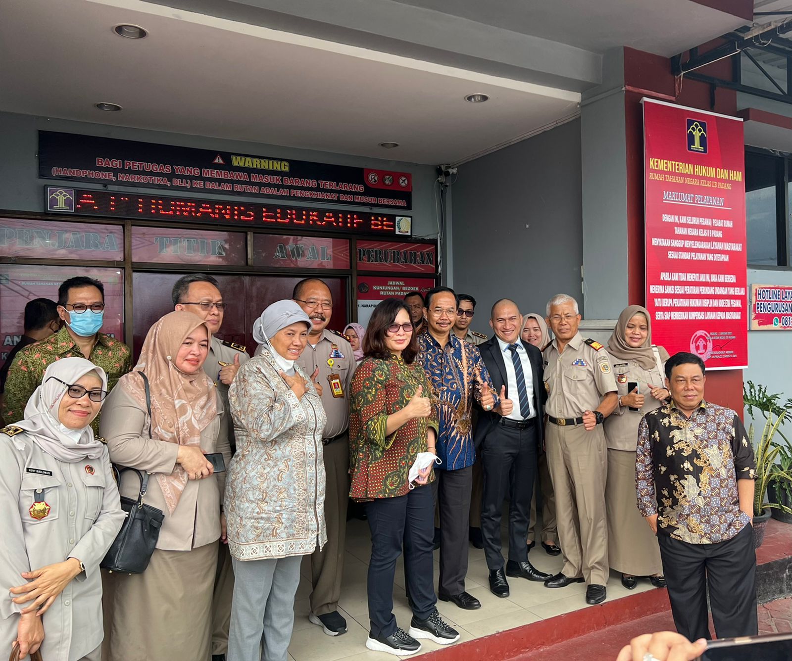 Para pejabat Kementerian ATR/BPN mengunjungi Rutan Kelas IIB Padang, Senin (6/6/2022) berikan patronasi moril untuk kedua terdakwa kasus dugaan korupsi ganti rugi lahan tol Taman Kehati.