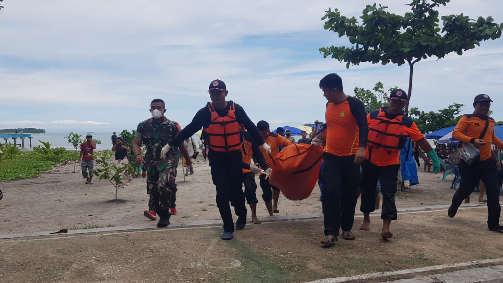 Petugas membawa korban hanyut yang telah ditemukan (Foto: Basarnas Padang)