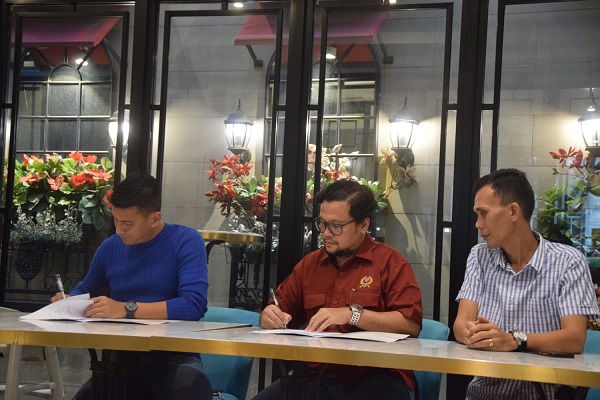 Perpanjangan kontrak antara Semen Padang FC dan Xten Indonesia. (Foto: Dok. Istimewa)