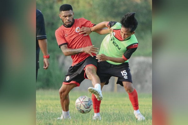 Vendry Ronaldo Mofu (kiri) kembali bermain untuk Semen Padang FC. (Foto: Dok. Media Officer SPFC)