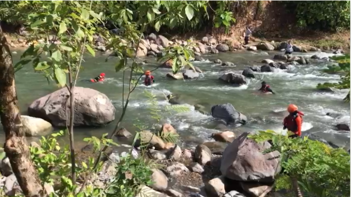 Tim Basarnas Padang Menyusuri sungai mencari korban hanyut