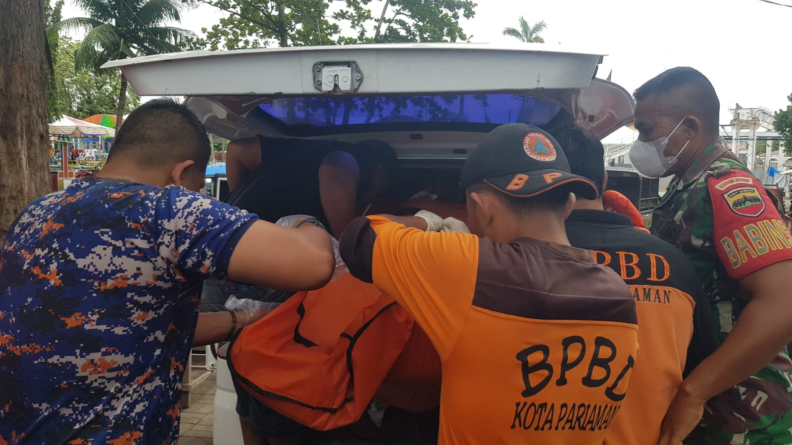 Tim Basarnas memasukkan korban ke dalam ambulans usai ditemukan (Foto: Basarnas Padang)