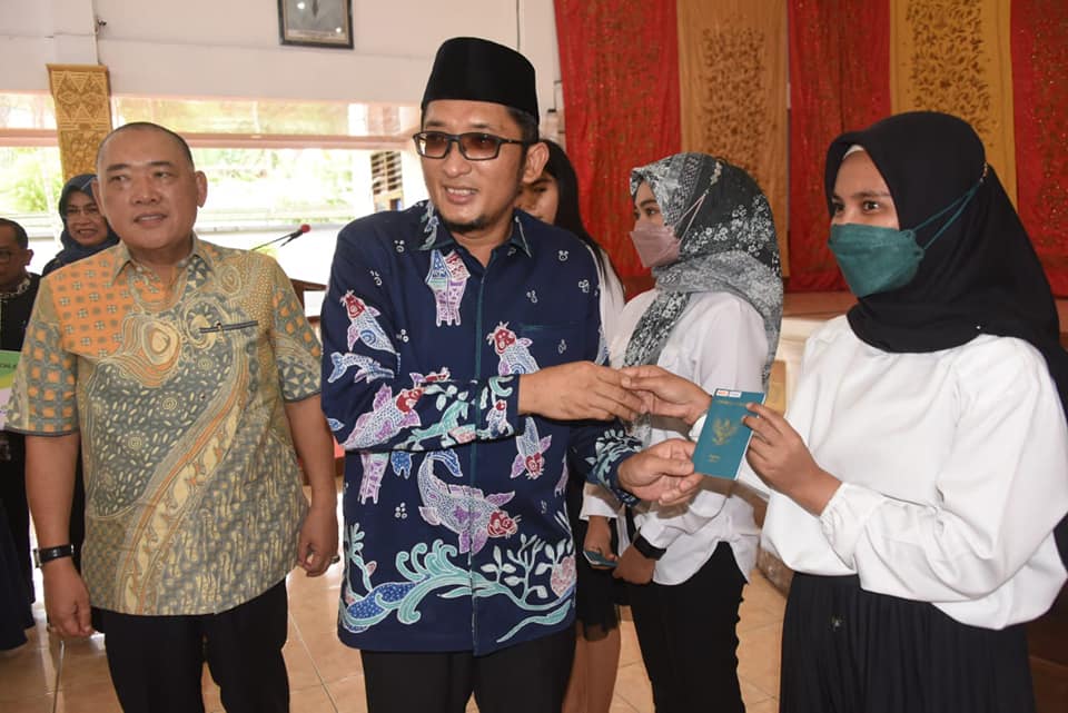 Wali Kota Padang, Hendri Septa menyerahkan Paspor kepada salah seorang PMI asal Padang