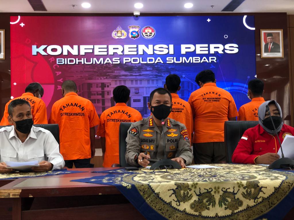 Polda Sumbar melakukan konferensi Pers terkait pengungkapan penimbunan BBM Bersubsidi di Padang (Foto : Istimewa)