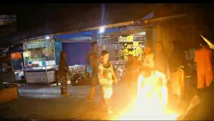 Aksi nyalakan api PKL saat ditertibkan Satpol PP Padang 