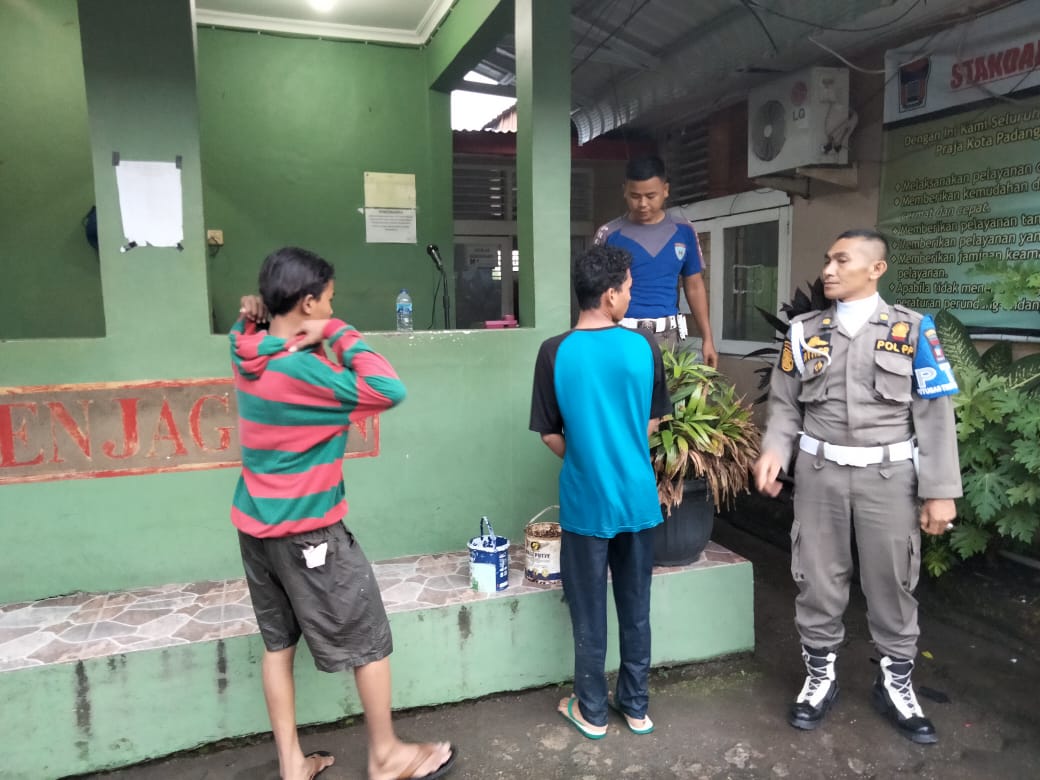 Dua remaja diamankan Satpol PP Padang (Foto : Humas)
