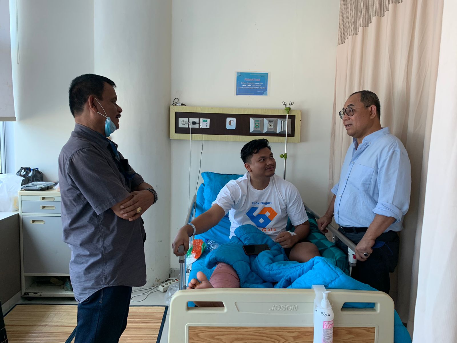 Ketua KONI Sumbar, Roni Pahlawan mengunjungi pesilat Ridhan Aprilianda usai menjalani operasi (Foto : Humas KONI Sumbar)