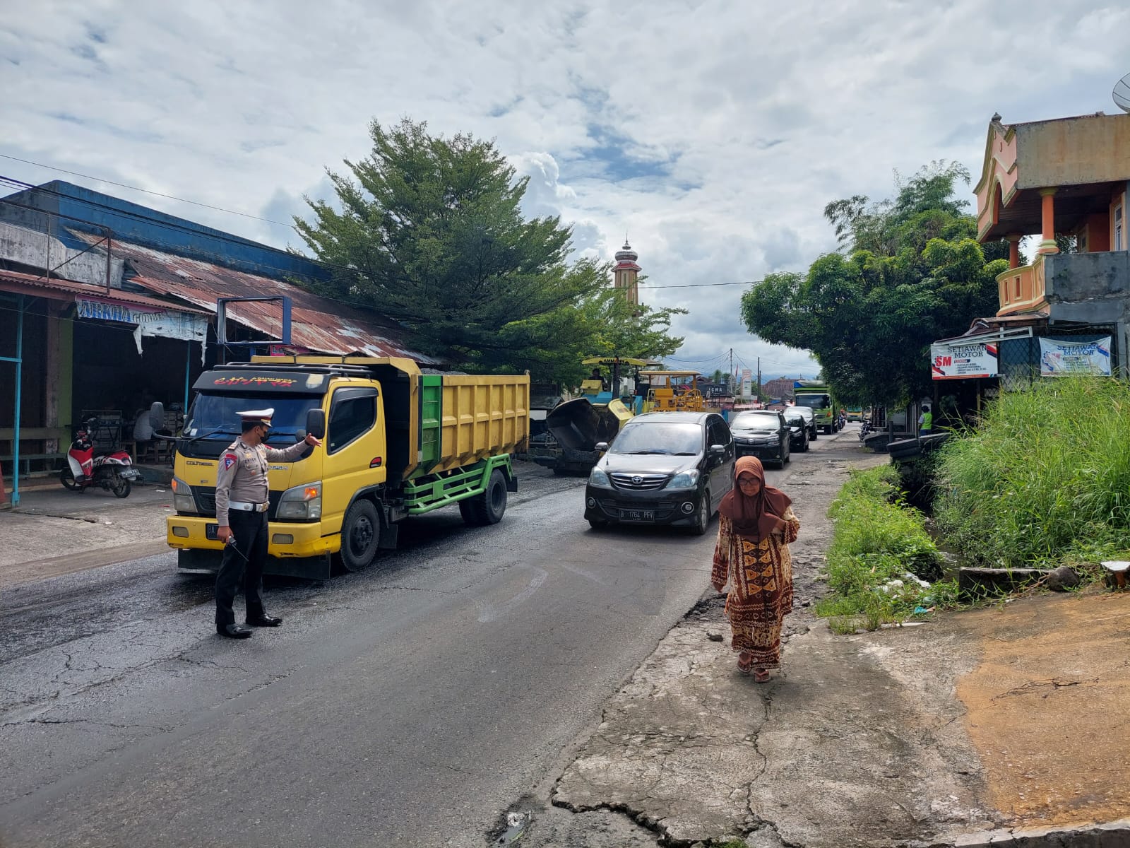 Personel Polres Padang Pariaman melakukan pengaturan di jalur Padang-Bukitting di Sicincin (Foto: Satlantas Polres Padang Pariaman)