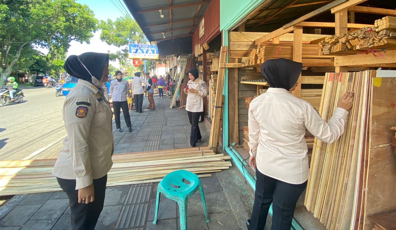 Personel Satpol PP Padang melakukan teguran kepada pemilik toko bangunan (Foto : Humas Satpol PP Padang)
