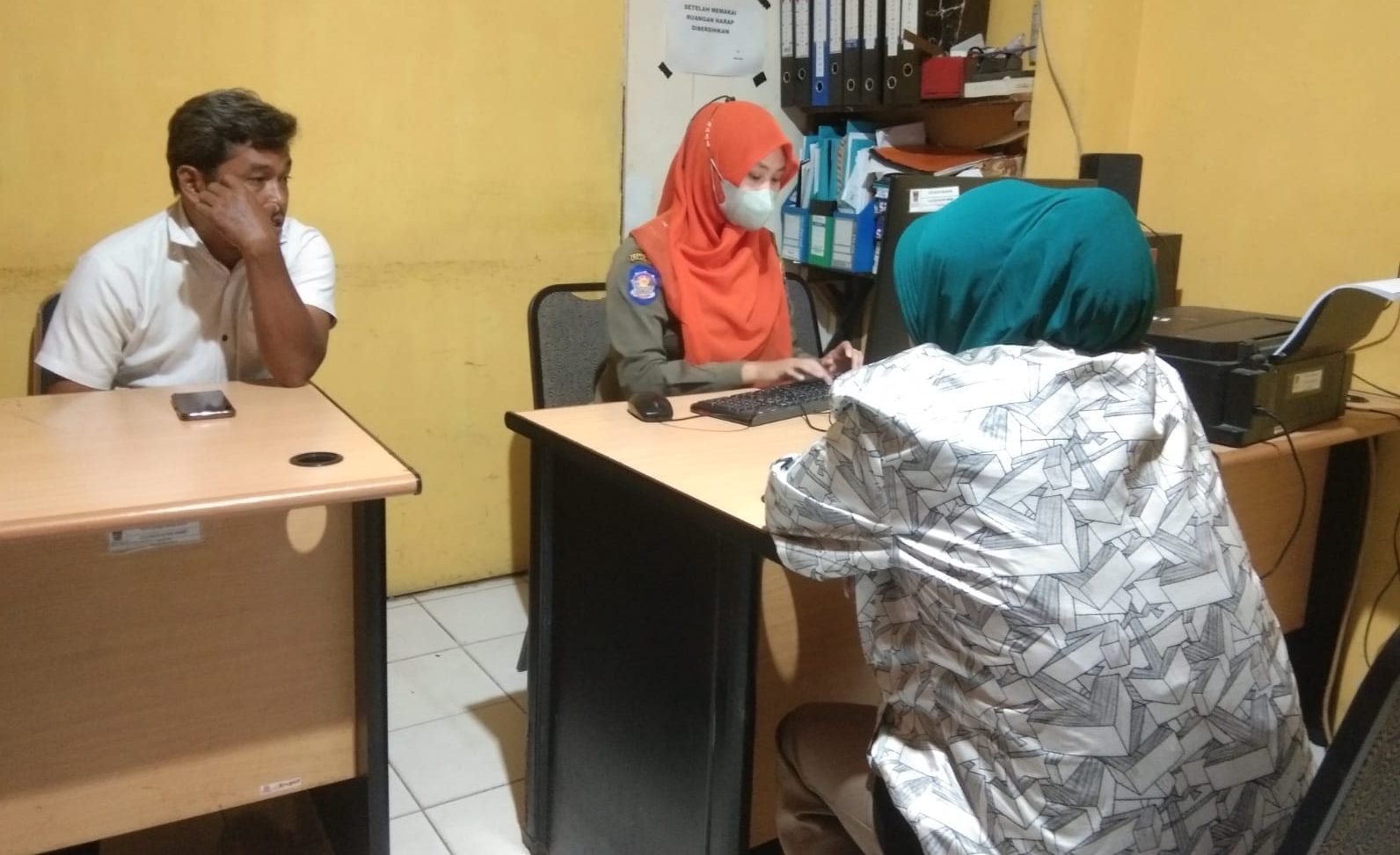 Satpol PP Padang memeriksa perempuan yang diamankan warga