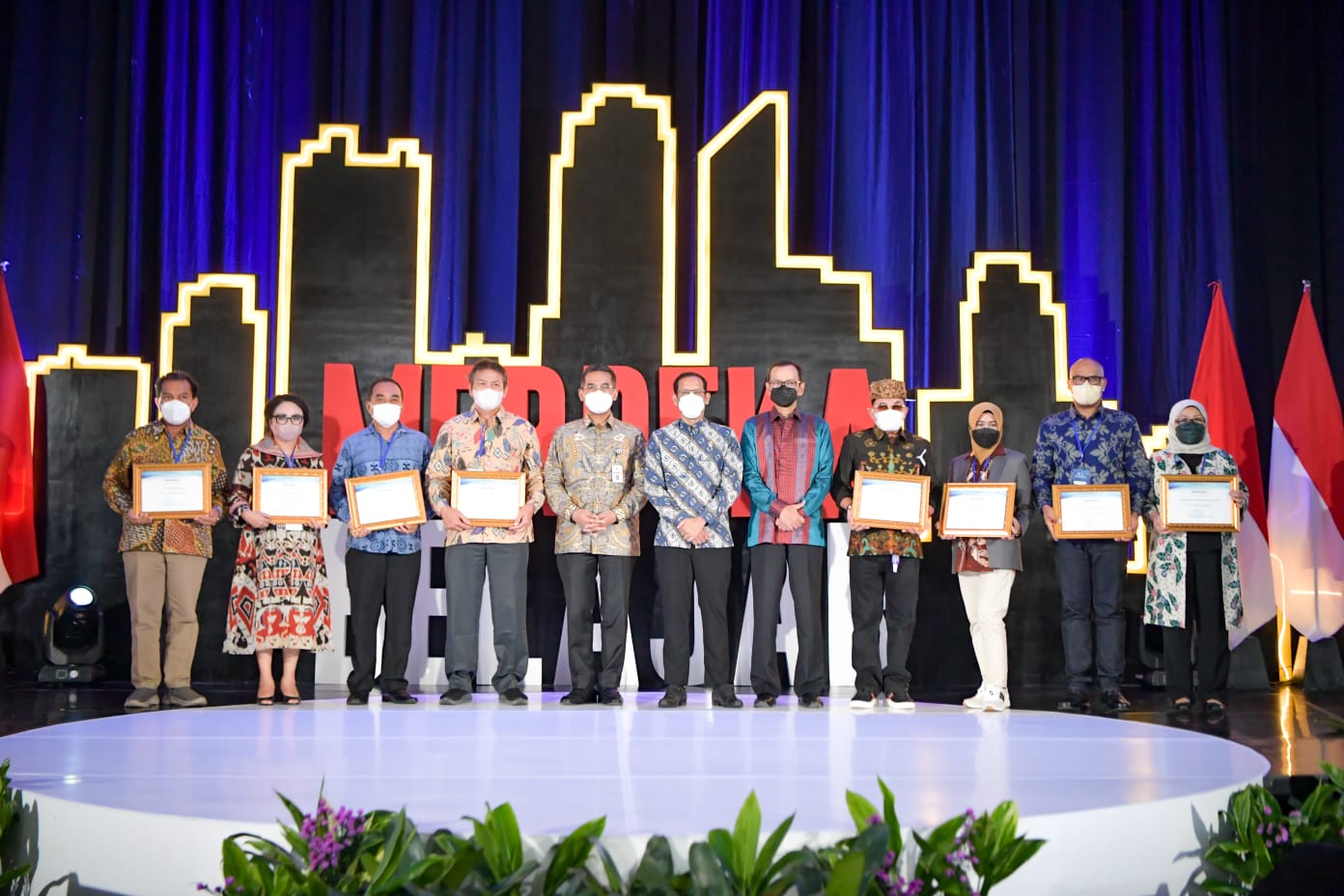 Perwakilan Universitas se Indonesia menerima penghargaan dari Kemendikbudristek (Foto: Humas Kemendikbudristek)