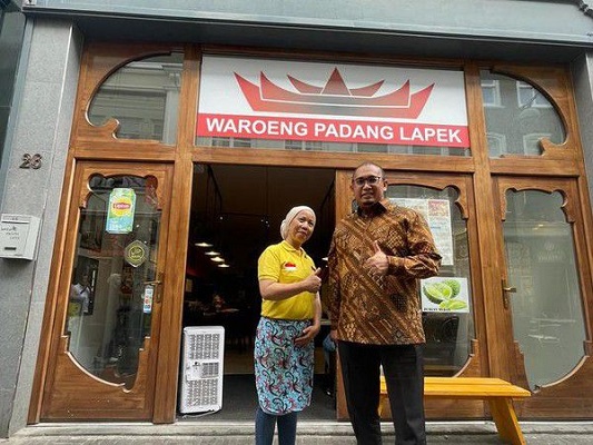 Andre Rosiade mengunjungi Rumah Makan Padang yang ada di Belanda. (Foto: Dok. Istimewa)