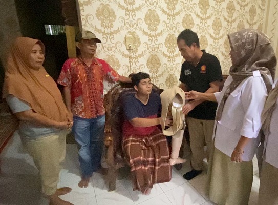 Pengurus DPD Gerindra Sumbar menyerahkan kaki palsu bantuan dari Anggota DPR RI Andre Rosiade kepada Dandy Salwa di Koto Marapak, Pariaman Timur, Kota Pariaman. (Foto: Dok. Istimewa)