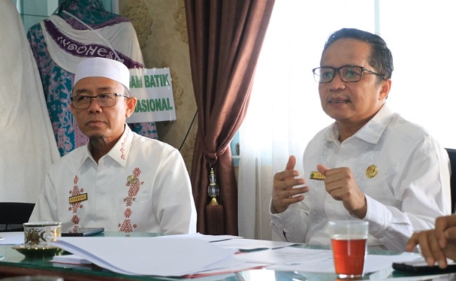 Kepala Bidang Penyelenggaraan Haji dan Umrah (PHU), Joben (kanan). (Foto: Dok. Istimewa)