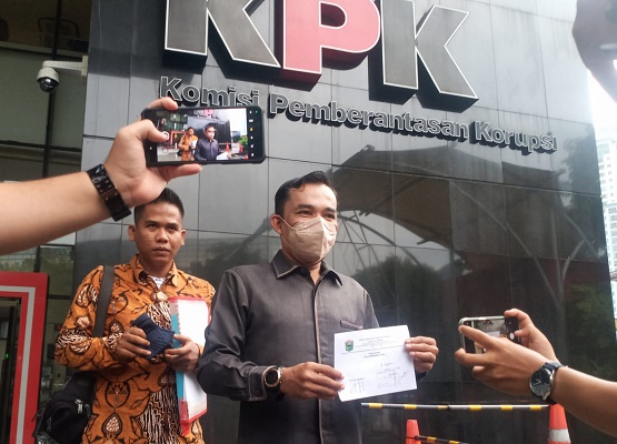 Ketua DPRD Kabupaten Solok, Dodi Hendra Datuak Pandeka Sati laporkan Bupati Solok, Epyardi Asda ke KPK. (Foto: Dok. Istimewa)