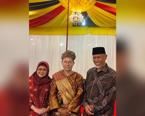 Ifwan Datuak Maleka didampingi istrinya dan Gubernur Sumbar, Mahyeldi. (Foto: Dok. Istimewa)