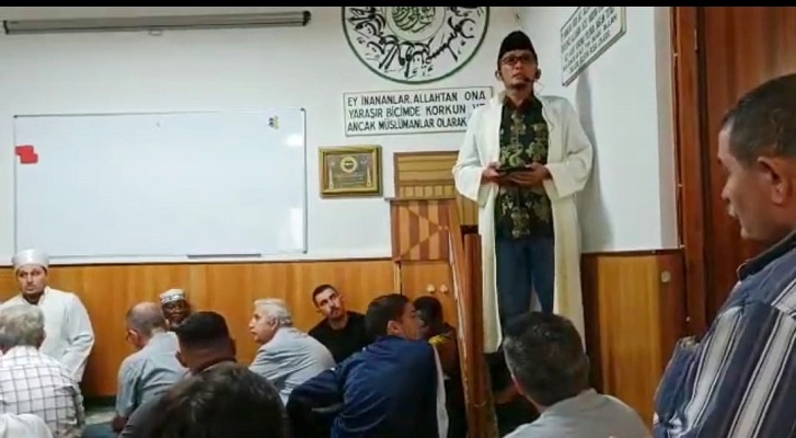 Wali Kpta Padang, Hendri Septa memberikan ceramah Jumat di Masjid Ayosofia, Hildesheim, Jerman. (Foto: Dok. Instagram/@hendriseptapadang)
