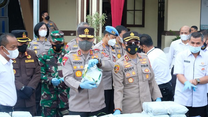 Pemusnahan sabu-sabu puluhan kilogram yang diungkap Polres Bukittinggi. (Foto: Dok. Polda Sumbar)