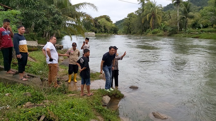 Kapolresta Padang, AKBP Ferry Harahap memimpin langsung pencarian terhadap remaja pelajar yang hilang di Sungai Bangek Padang. (Foto: Dok. Polresta Padang)