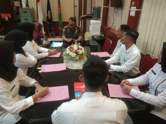 Tujuh Aparatur Sipil Negara (ASN) diberikan arahan oleh Kepala Satpol PP Padang, Mursalim. (Foto: Dok. Humas)
