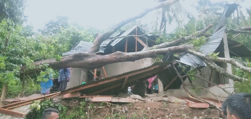 Salah satu rumah terdampak angin puting beliung di Tanah Datar pada Senin (13/6/2022) malam. (Foto: Dok. BPBD Tanah Datar)