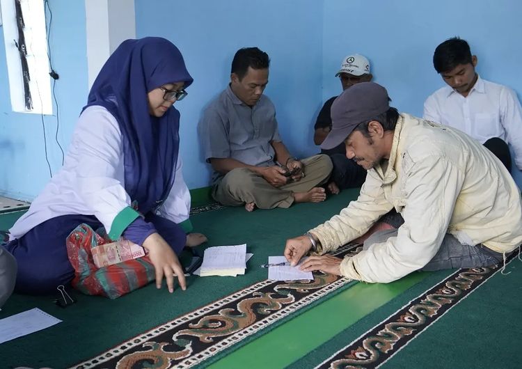 Salah seorang mustahik menerima zakat yang dibagikan oleh Baznas Padang Panjang (Foto : Diskominfo Padang Panjang)