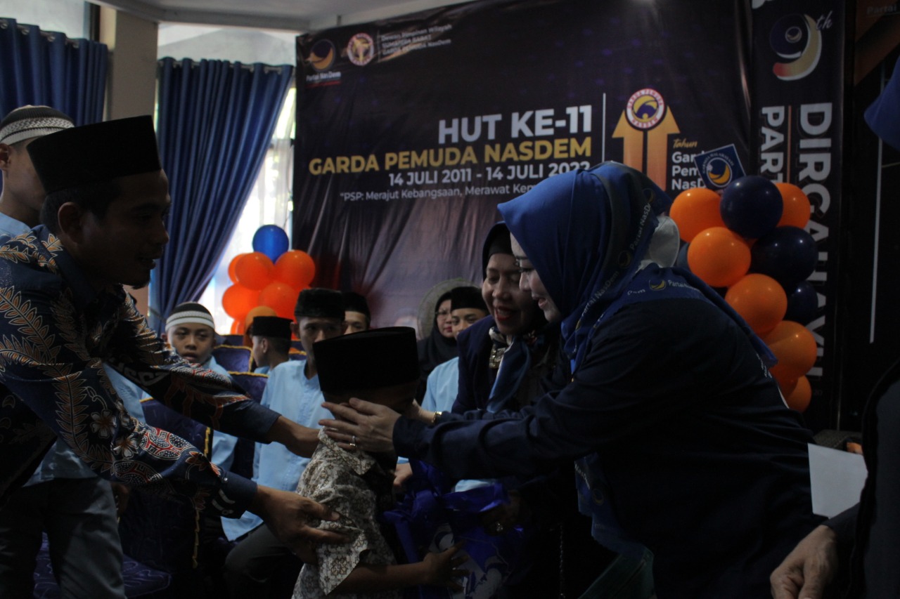 Ketua DPW Garnita Malahayati NasDem Sumbar Lisda Hendrajoni menyantun anak yatim di Padang dalam rangka HUT ke-11 Garnita Malahayati Partai NasDem, Selasa (19/7/2022). (Foto: Ade Yuandha/Halonusa)