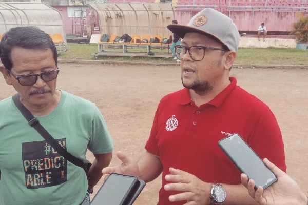 Dari kiri ke kanan: Konsultan Lapangan Stadion GOR Haji Agus Salim, Supomo dan CEO Semen Padang FC, Win Bernadino. (Foto: Dok. Muhammad Aidil)