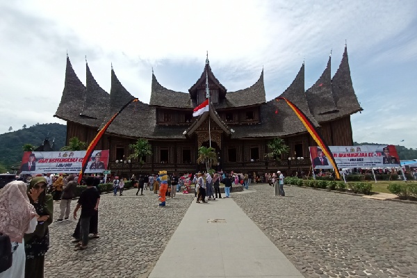 Sejumlah wisatawan berbondong-bondong datang ke Istano Raja Basa Pagaruyung usai upacara HUT Bhayangkara ke-76, Selasa (5/7/2022) siang. (Foto: Dok. Istimewa)