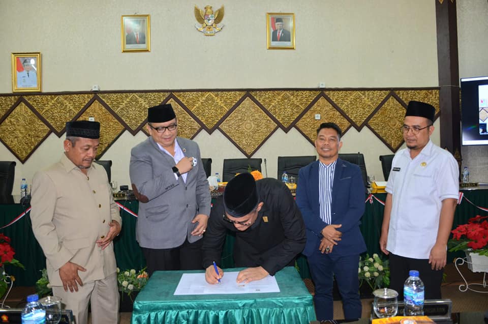 Ketua DPRD Padang menandatangani draf Perda Transportasi Darat