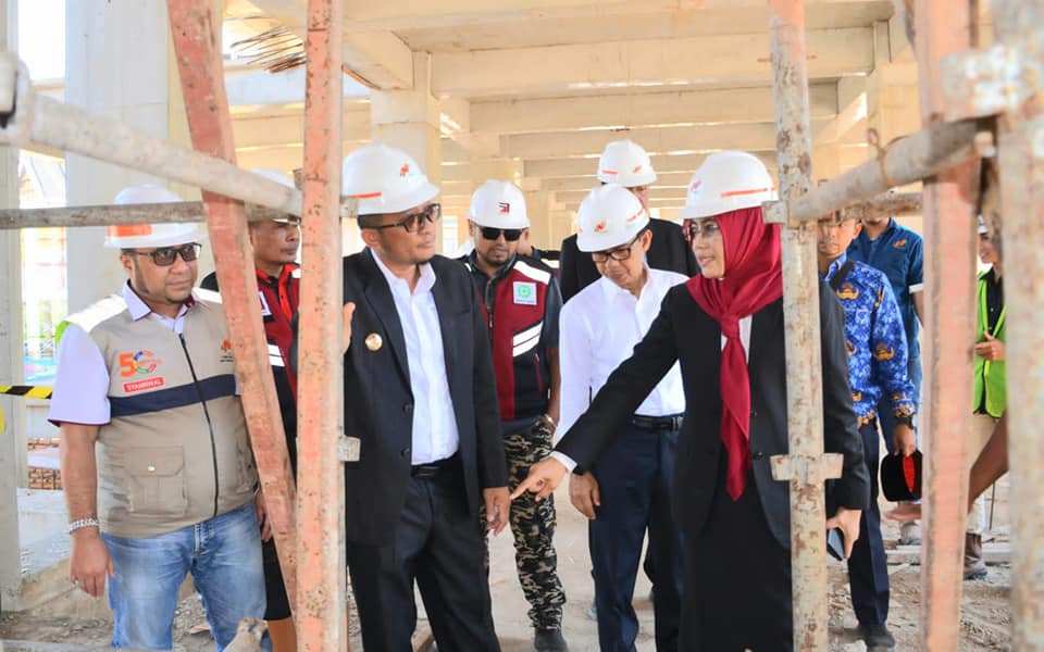 Wali Kota Padang melihat progres pembangunan Kantor DPRD Padang
