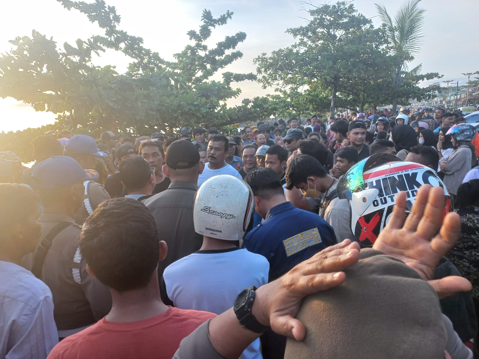 PKL di Pantai Cimpago menolak ditertibkan oleh Satpol PP Padang