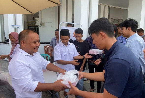 Pembagian nasi kotak Jumat berkah bersama Partai Gerindra di Masjid Mujahid, Purus Baru,Kelurahan Ujung Gurun, Kecamatan Padang Barat, Kota Padang. (Foto: Dok. Tim AR)