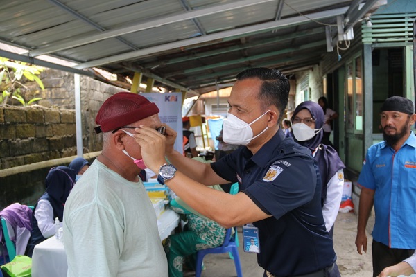 Vice President (VP) PT KAI Divisi Regional (Divre) II Sumatera Barat (Sumbar), Mohamad Arie Fathurrochman memberikan kacamata gratis dari PT KAI kepada salah seorang warga. (Foto: Dok. KAI)