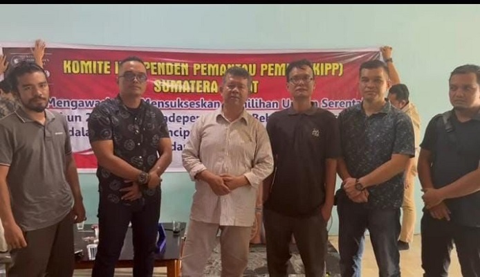 Komite Independen Pemantau Pemilu (KIPP) Sumbar, Samaratul Fuad dan anggota. (Foto: Dok. Istimewa)