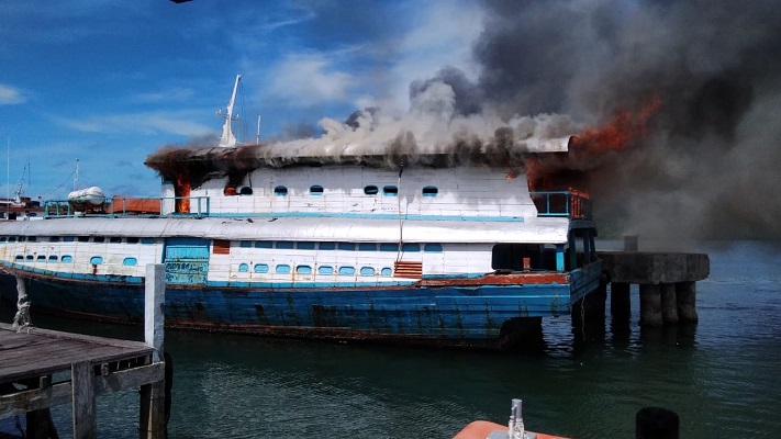 Kapal terbakar di Dermaga Tua Pejat, Kabupaten Kepulauan Mentawai pada Rabu (13/7/2022) siang. (Foto: Dok. Basarnas)