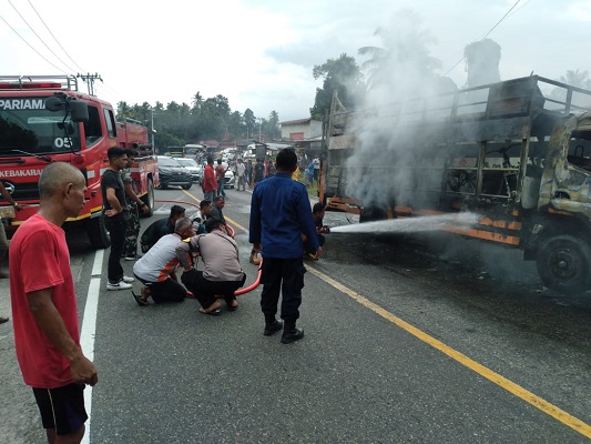 Mobil ekspedisi terbakar di Jalan Lintas Padang-Bukittinggi pada Jumat (22/7/2022) siang. (Foto: Dok. Polsek 2X11 Enam Lingkung)