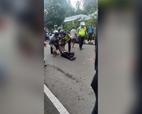 Kanit Turjawali Satlantas Polres Pariaman ditabrak pesepeda motor saat sedang bertugas. (Foto: Dok. Istimewa)
