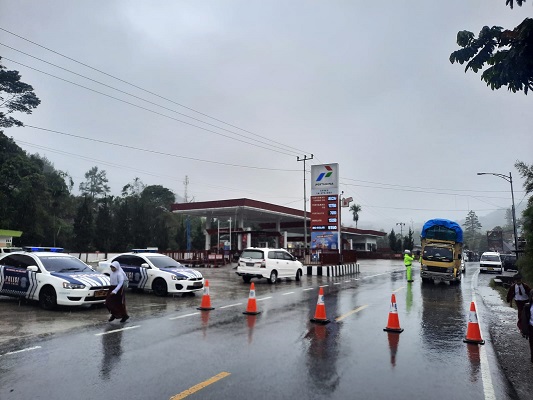 Polisi menutup arus lalu lintas di kawasan Lubuk Selasih, Kabupaten Solok pasca longsor di Sitinjau Lauik Padang. (Foto: Dok. Istimewa)