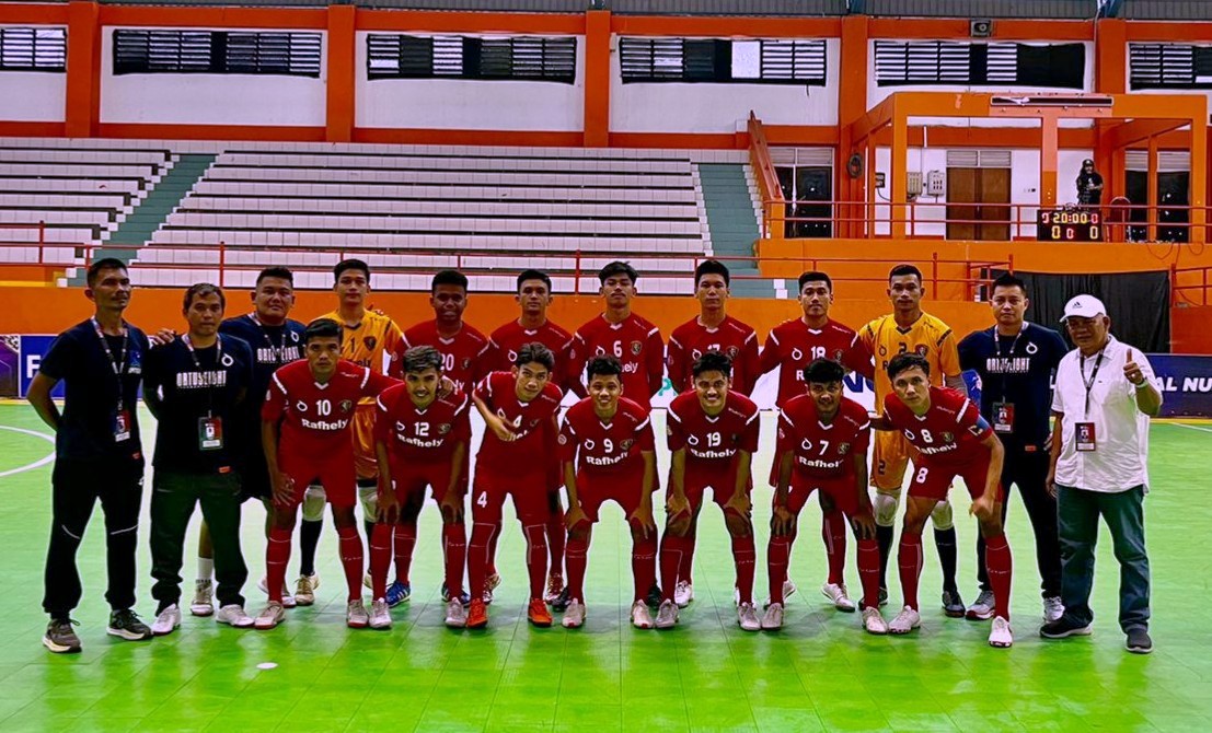 Tim Futsal Rafhely FC bersama tim berfoto usaui pertandingan di GOR Sasana Krida Raga Satria, Purwokerto, Kamis (14/7/2022). Ditahan Imbang Juku Eja, Rafhely FC Gagal Melaju ke Babak Semifinal Liga Futsal Nusantara (Foto: Heru Candriko/Halonusa)