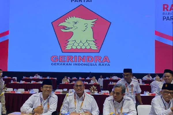 Ketua DPD Gerindra Sumbar Andre Rosiade (tengah) ikut mendeklarasikan 2 Presiden 2024. (Foto: Dok. Tim AR)