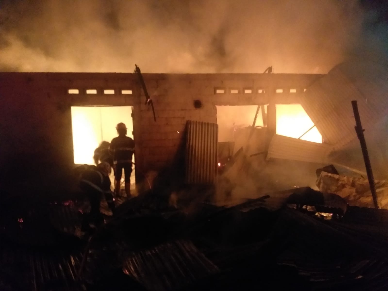 Kebakaran rumah ikut menghanguskan motor di Kompleks Taman Harmonis Kuranji, Padang pada Kamis (25/8/2022) malam. (Foto: Dok. Dinas Damkar Padang)