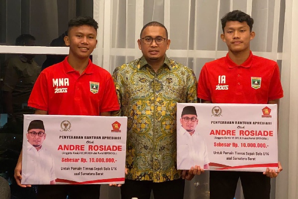 Dua pemain timnas U-16 menerima bonus dari anggota DPR RI, Andre Rosiade. (Foto: Dok. Istimewa/Tim AR)