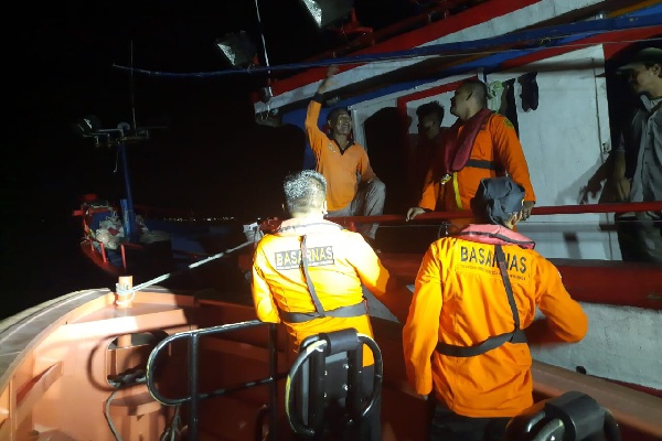 Evakuasi nelayan mati kapal mesin di Pessel. (Foto: Istimewa/Dok. Basarnas)