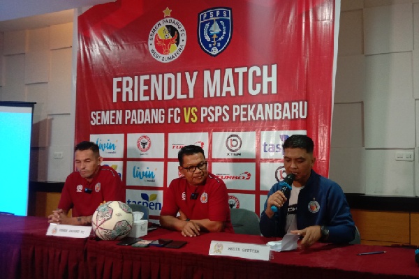 Dari kiri: Kapten Semen Padang FC, Silvio Escobar, Pelatih Kepala, Delfiadri dan Media Officer, Roni Valega. (Foto: Dok. Muhammad Aidil)