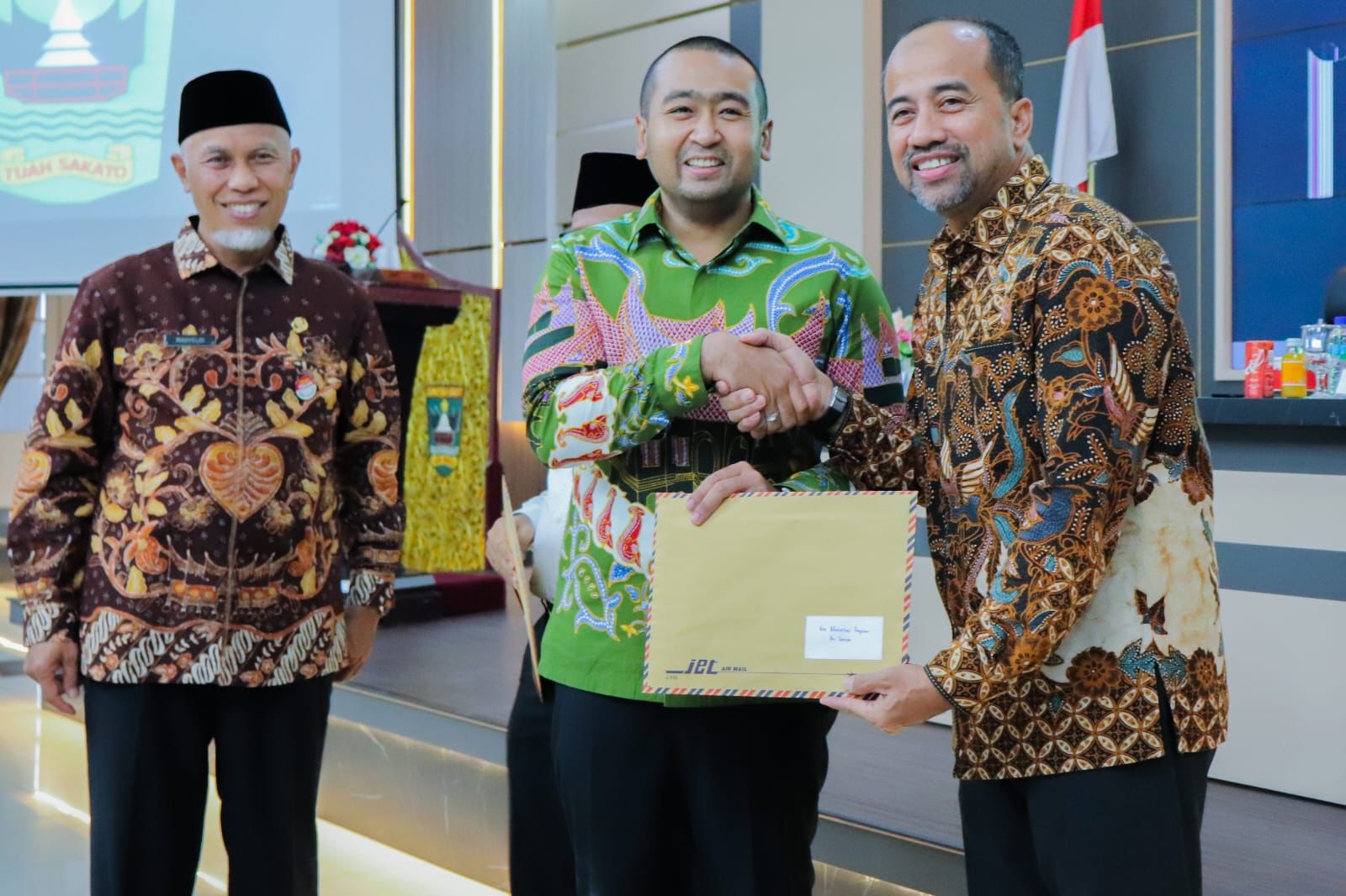 Penyerahan penghargaan oleh Wakil Gubernur Sumbar Audy Joinaldy kepada Kepala Biro Adpim Sumbar. (Foto: Biro Adpim Sumbar)