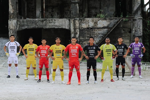 Tiga jenis jersey baru Semen Padang FC untuk kompetisi Liga 2 musim 2022, didominasi warna kebesaran Minangkabau, Marawa. (Foto: Dok. Istimewa/Media Officer SPFC)