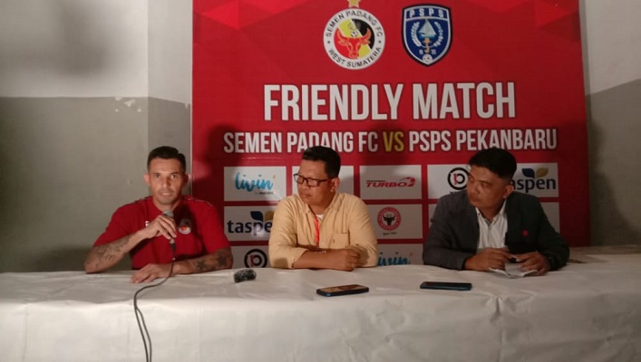 Dari kiri ke kanan: Kapten Semen Padang FC, Silvio Escobar, Pelatih Kepala, Delfiadri dan MO, Roni Valega menjelaskan hasil pertandingan melawan PSPS Riau. (Foto: Dok. Muhammad Aidil)